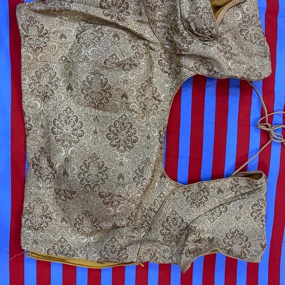 A contrast  Color combination wedding lahenga - Picture 5 of 6